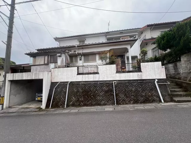 Spacious engawa included / With a pit garage of 180cm height / Land area over 60 tsubo