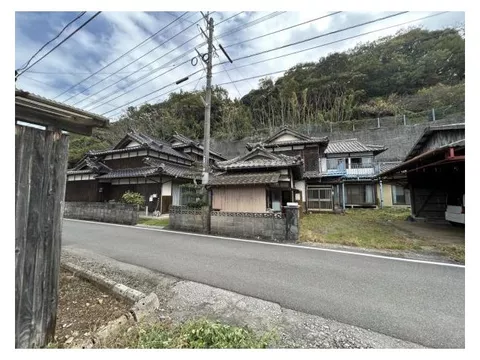 A spacious 8K with a land area of 382 tsubo, capable of parking 10 cars and with plenty of rooms.