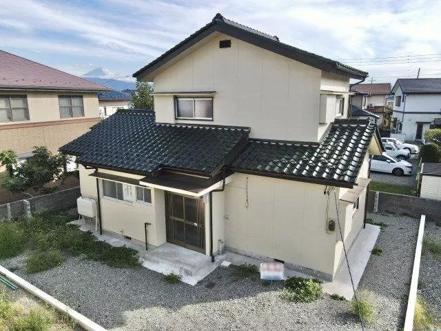 Used house with interior and exterior renovations completed. It is a calm living environment.