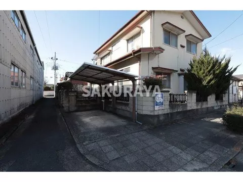 This property is convenient for commuting and attending school as there are two stations nearby.