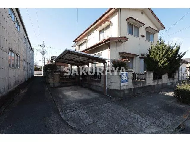 This property is convenient for commuting and attending school as there are two stations nearby.