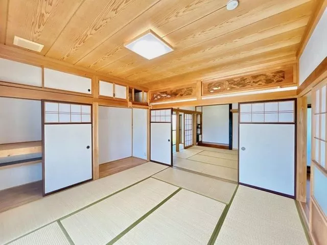 [Open House Held] [Renovated] Garage for two cars with new shutters installed, blue