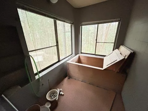 A log house in Yunosima, Aoi Ward, enveloped by nature, deepening in flavor over time - Image 3