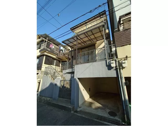 The interior is very clean and can be used for both personal and investment purposes!