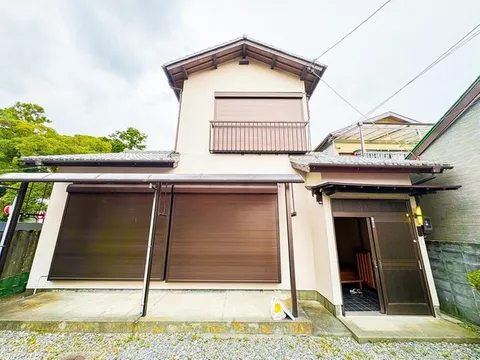 18 minutes on foot from JR "Shizuoka" Station. A 4K house with a charming appearance unique to old folk houses.