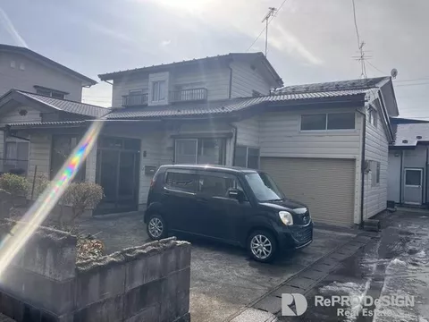 ■ Comes with parking for 2 cars ■ 3 minutes on foot to the convenience store