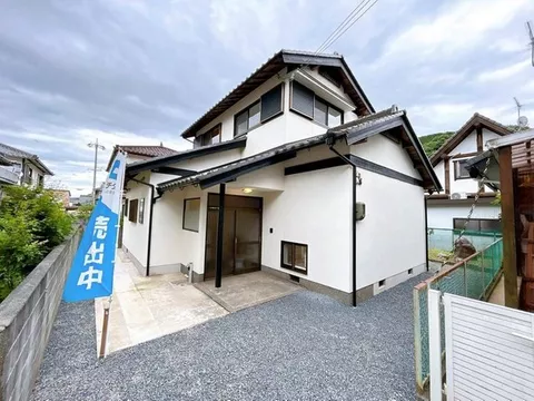 [Open house held] [Interior and exterior renovation completed] 2 minutes on foot to Fukui Elementary School. Parking for 3 cars.