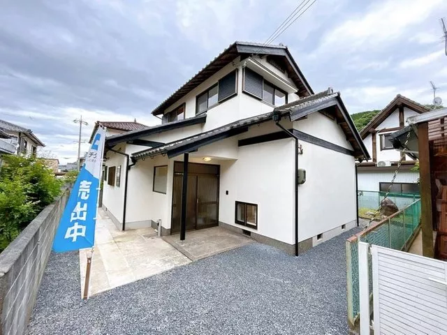 [Open house held] [Interior and exterior renovation completed] 2 minutes on foot to Fukui Elementary School. Parking for 3 cars.