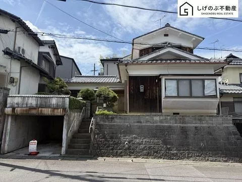 About 10 minutes on foot to Shimoda Elementary School ♪ Parking for 1 car available, there is a garden