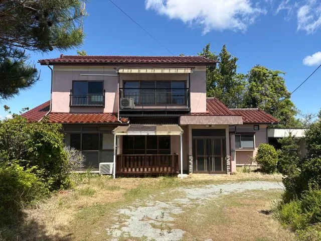 Good sunlight, two-story, immediate delivery available, wooden deck, garden over 10 tsubo, old folk house style