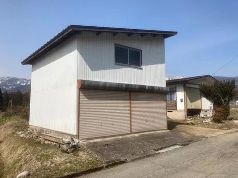 A single-story house in the Miyama area of Shirataka Town. Lot area: 857.84㎡ (approximately 259 tsubo) - Image 2