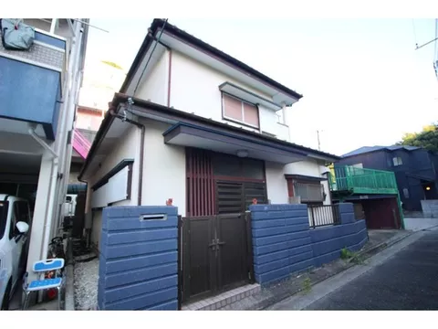 About 9 minutes on foot from Keihin Kyuko Line "Kenritsu Daigaku" Station. A building like a two-family house. Parking available.