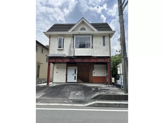 [Landslide Disaster Caution Area] Parking for 2 cars available, a 2-story 2SK with 40-tatami and 46-tatami Western-style rooms