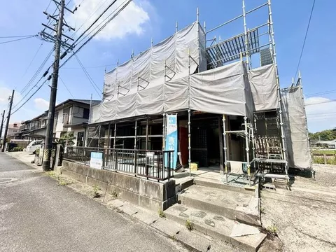 [Open House] Interior and exterior renovation planned / Parking for 4 cars available / 2 minutes on foot from JR Kansai Main Line Kawakuchi Station /