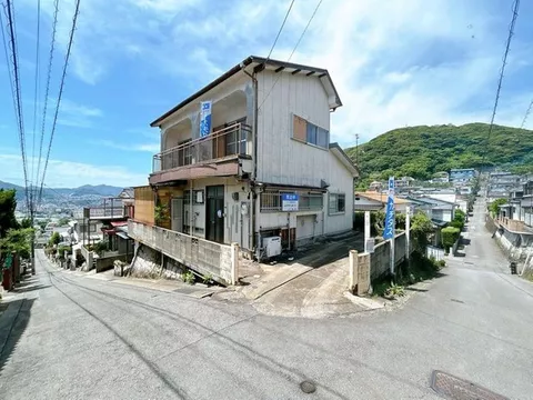 [Open House Held] [Current Sale] Parking for 2 cars available in a quiet residential area.