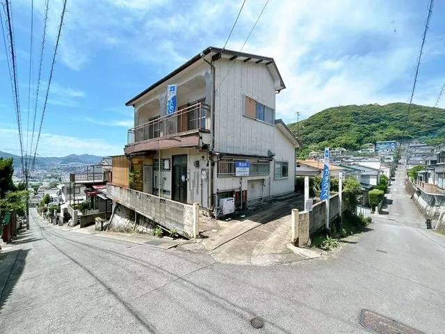 [Open House Held] [Current Sale] Parking for 2 cars available in a quiet residential area.
