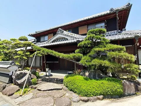【Open house ongoing】Land area over 283 tsubo × Standing on a corner lot with garden "13LDK"