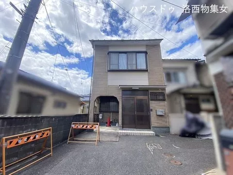 Immediate handover available, a spacious 5LDK lifestyle near the park