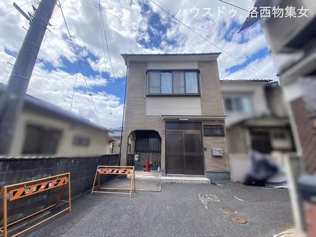 Immediate handover available, a spacious 5LDK lifestyle near the park