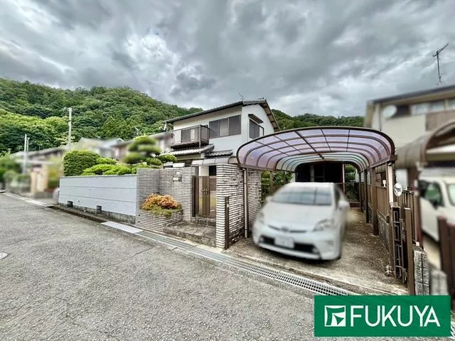 ☆Approximately 71.99 tsubo land area, 5LDK used house ☆Parking lot with carport