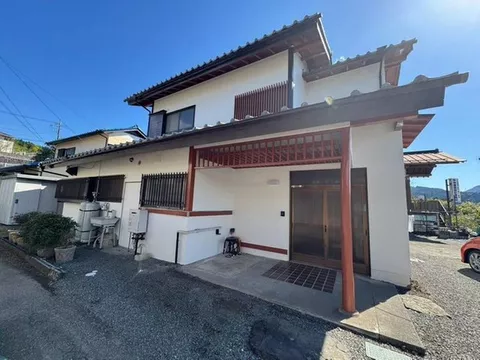 A spacious 31.5 tatami mat LDK where the family gathers! Renovated used house