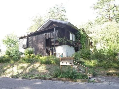 A villa with an Rock bath hot spring surrounded by greenery that heals the heart! 3LDK + with a wooden deck