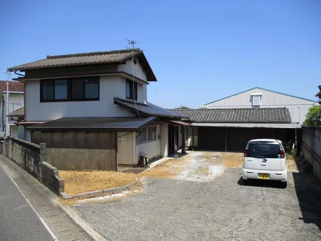Parking for more than 3 cars, land over 100 tsubo, 2 toilets, shutter garage,