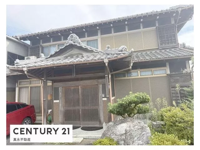 ●6LDK with many rooms●Spacious land approximately 147 tsubo