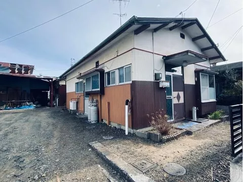 A small house on flat land♪ Can be used for single living or as a hobby space.