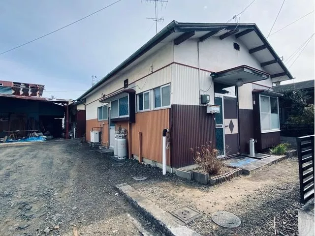 A small house on flat land♪ Can be used for single living or as a hobby space.