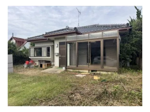 Separate bath and toilet, open kitchen, window in the bathroom, sunroom, flooring