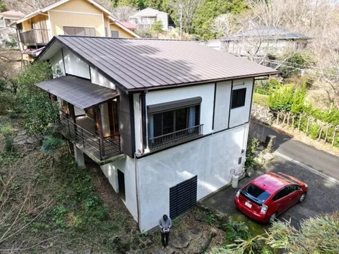 ■Izu Kōgen single-story house ■ A collaboration of Japanese and Asian styles ■ Rinchi is a forest with a human presence