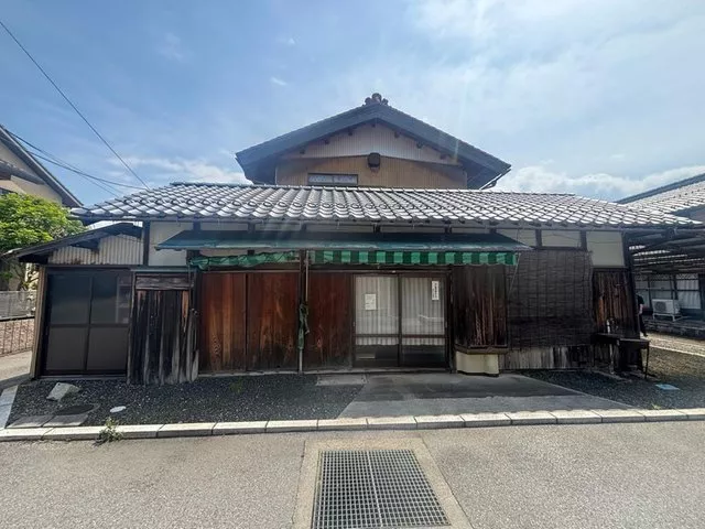 Suitable for DIY or renovation. A traditional house property on a vast lot