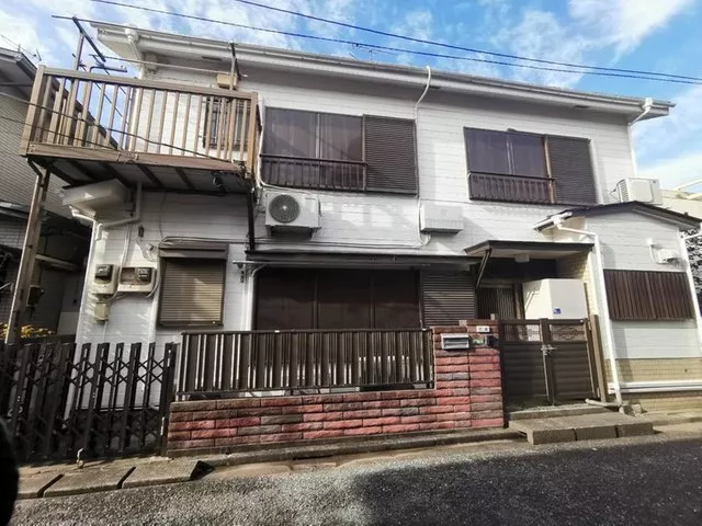 Equipped with solar panels. Located in a quiet residential area, perfect for living!