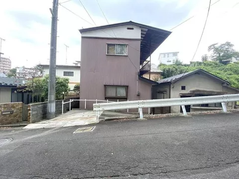 About a 5-minute walk to the station! Surrounding facilities such as the city hall are well-equipped! Quiet residential area! A house with a engawa (veranda)