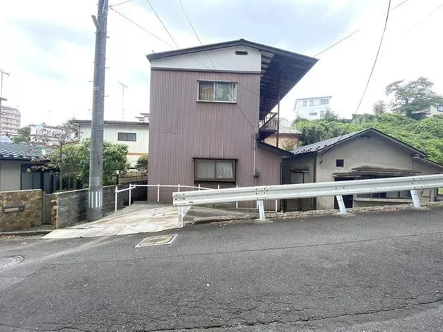 About a 5-minute walk to the station! Surrounding facilities such as the city hall are well-equipped! Quiet residential area! A house with a engawa (veranda)