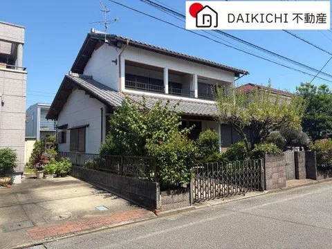 City gas and public sewer area ♪ Each room has a spacious layout! Good sunlight exposure ??