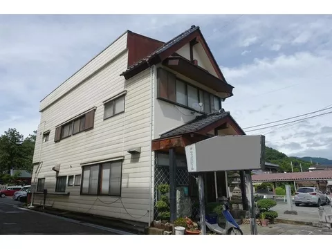 A used house with a store on the first floor and residence on the second floor along Yamano-te Street.