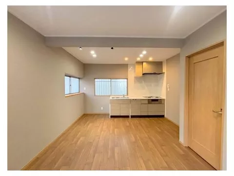 Good lighting and ventilation due to being on a northeast corner lot! Fully renovated property ♪