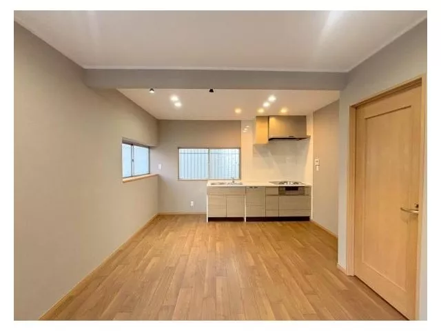 Good lighting and ventilation due to being on a northeast corner lot! Fully renovated property ♪