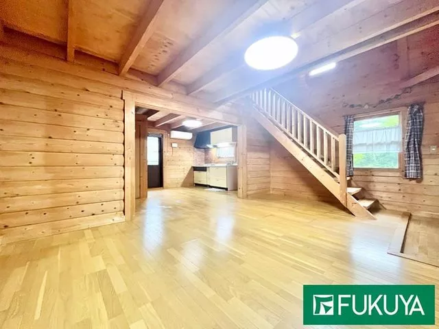 A log house in a quiet residential area that allows for a relaxed slow life ☆ Parking for 3 cars available
