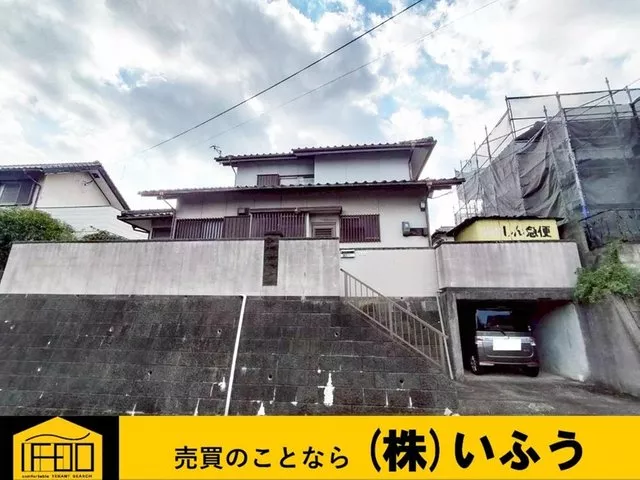 A house standing in a quiet residential area on a hill. Spacious garden! A panoramic view of Oita city from the second-floor windows!