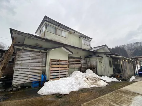 A vast site of 15,610.50 sqm (4,722.17 tsubo) with a golf practice area, BBQ area, and campsite