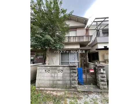 It is a quiet residential area. It is also attractive as a site for new construction.