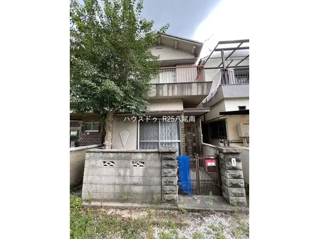 It is a quiet residential area. It is also attractive as a site for new construction.