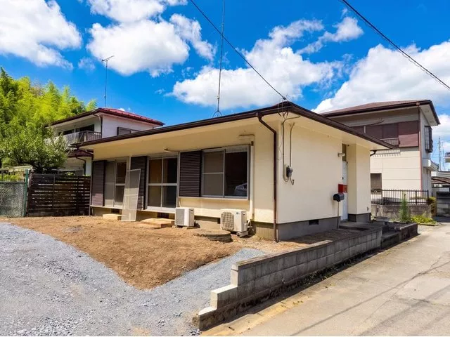 "Under renovation" single-story house built by Misawa Homes. Parking for 4 cars available!