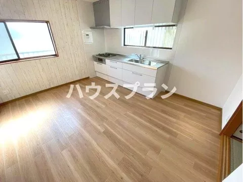 A 4LDK property with all rooms over 6 tatami mats! All rooms have storage◎ 4 minutes on foot to the elementary school♪