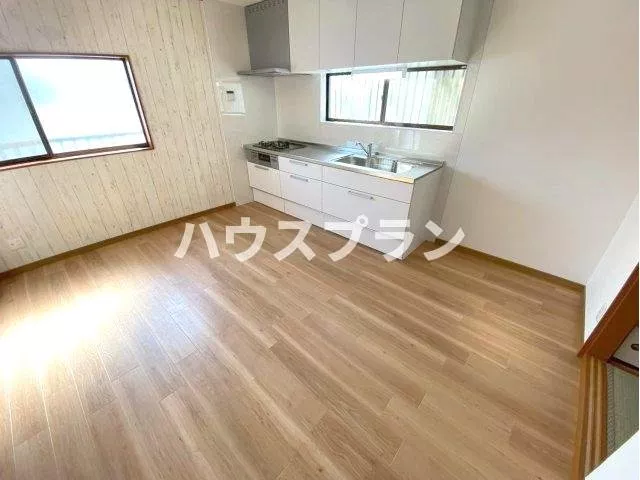 A 4LDK property with all rooms over 6 tatami mats! All rooms have storage◎ 4 minutes on foot to the elementary school♪