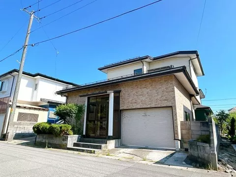 [Open House] Parking for 3 cars available / Front road width approximately 6m / 18-minute walk to Iijima Minami Elementary School /