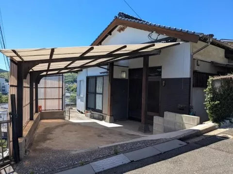 Single-story detached house. Slope repairs completed using the Moldam method. Good sunlight and view due to elevated location.